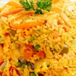 A receita de arroz à jardineira é ideal para os dias em que estamos com pressa, dá uma incrementada no arroz de todo dia, fica uma delícia, tem um toque colorido de alegria e é muito saudável.
