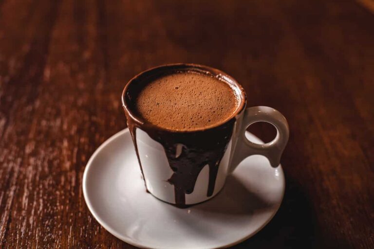 Read more about the article Faça chocolate quente com chantilly e surpreenda-se com o sabor!