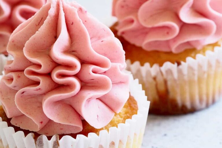 Read more about the article Cupcake de morango: a opção ideal para você servir no seu lanche da tarde